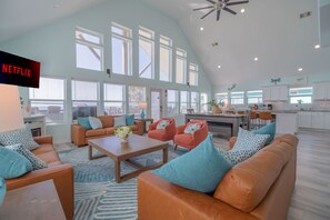 Een smart-tv, een open haard, videogames en een dvd-speler