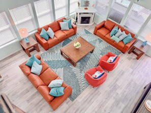 Een smart-tv, een open haard, videogames en een dvd-speler