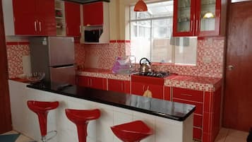 Fridge, microwave, stovetop, dishwasher