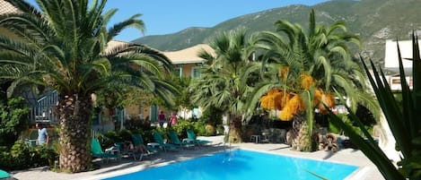 Una piscina al aire libre de temporada