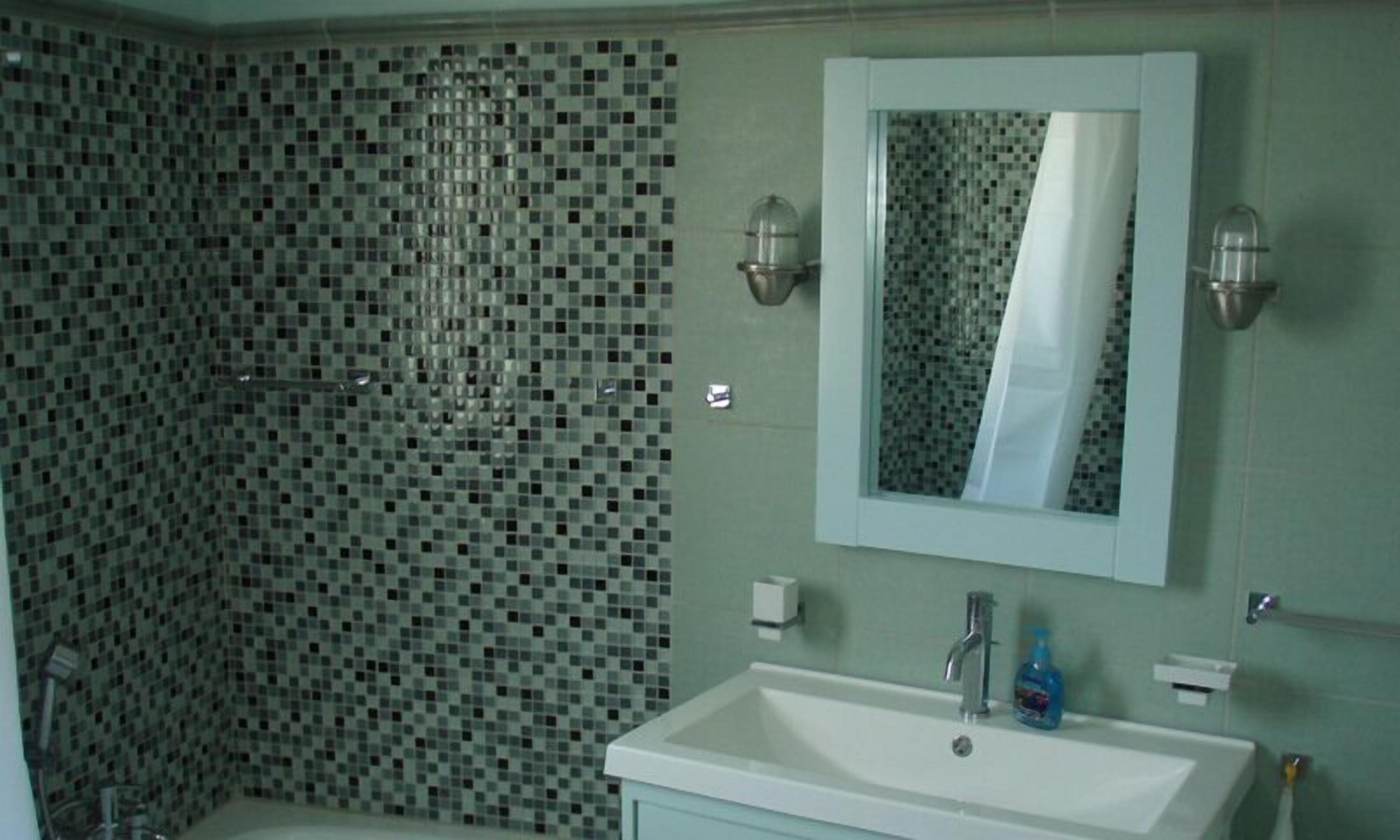 Chambre Double | Salle de bain | Douche, articles de toilette gratuits, sèche-cheveux