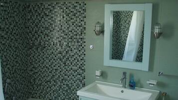Chambre Double | Salle de bain | Douche, articles de toilette gratuits, sèche-cheveux