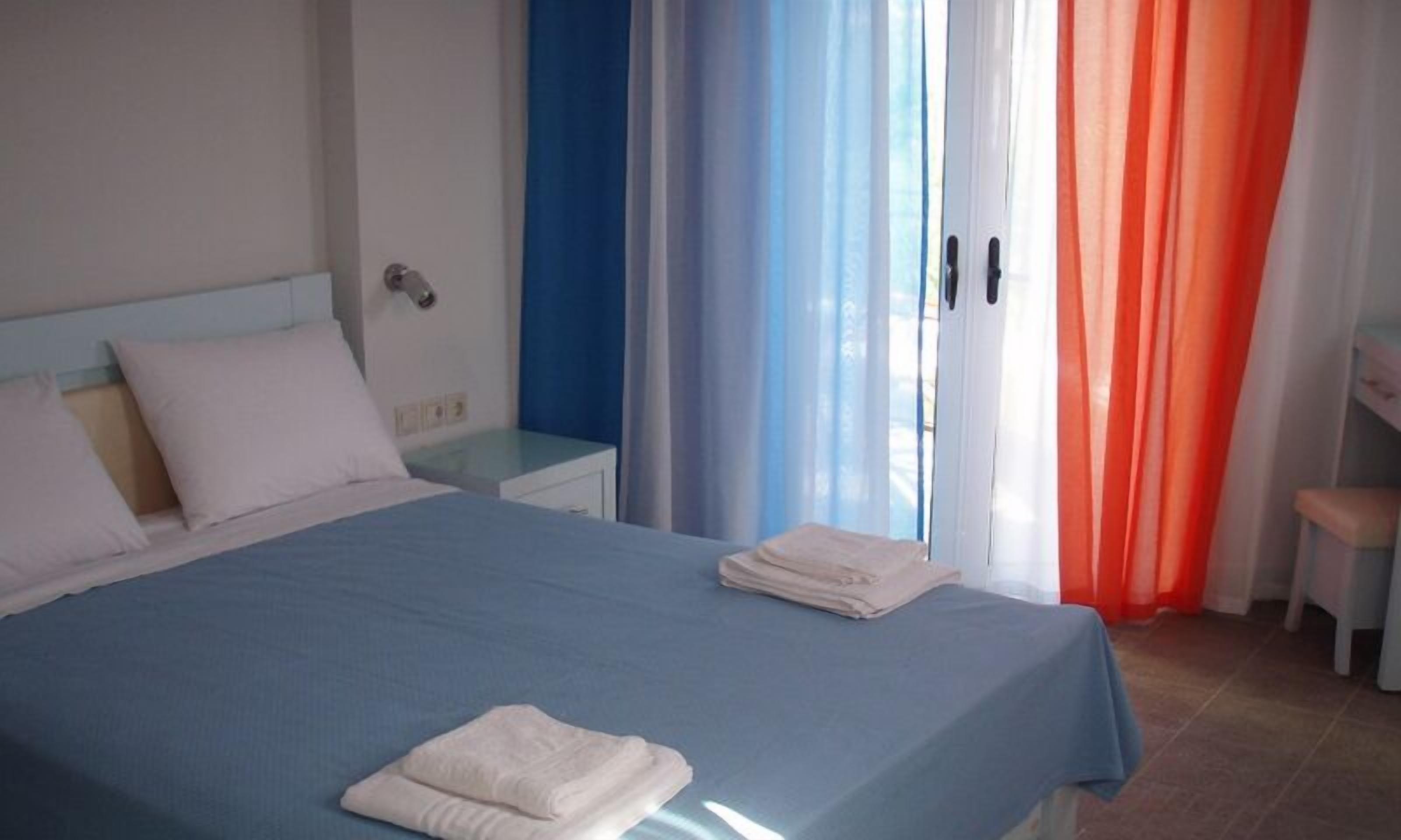 Double Room | In-room safe, iron/ironing board, cribs/infant beds, free WiFi