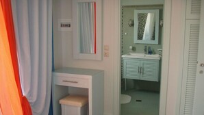 Une salle de bain avec un meuble-lavabo blanc, un miroir et un évier.