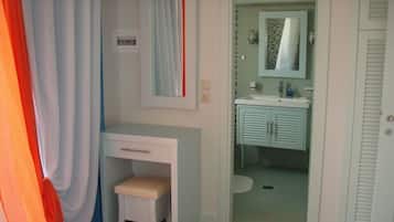 Double Room | In-room safe, iron/ironing board, cots/infant beds, free WiFi