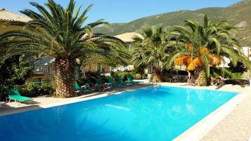 Een seizoensgebonden buitenzwembad