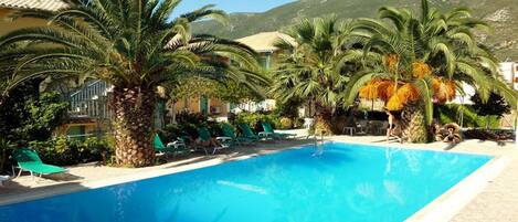 Piscine extérieure (ouverte en saison)