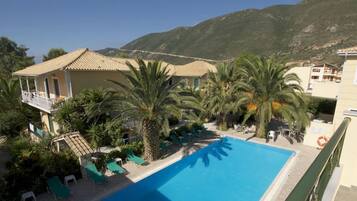 Een seizoensgebonden buitenzwembad