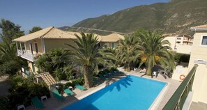 Una piscina al aire libre de temporada
