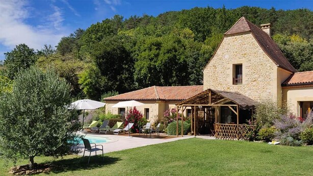 A stone house with a swimming pool, outdoor seating, and a garden. - Le Hibou Heureux (Castels et Bézenac)