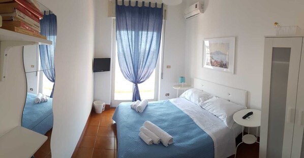 Double Room, Shared Bathroom | Free WiFi - Il Balconcino (Naples)