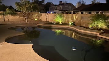 Een buitenzwembad en een verwarmd zwembad