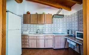 Réfrigérateur, tables à manger
