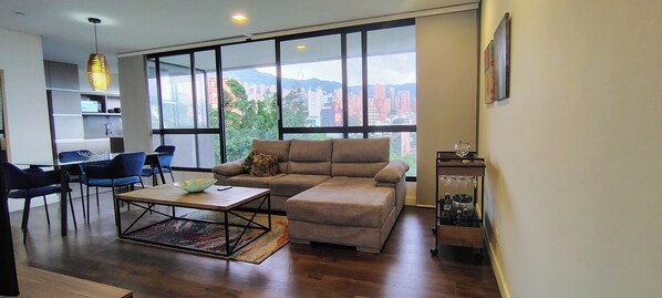 Smart TV, books, offices - Superb apt in the center of el Poblado, Medellín (Medellín)