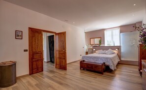 Free cots/infant beds, rollaway beds, free WiFi, bed sheets - Hotel Monumento Almenara de Copau (Zaragoza)