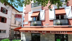 Un edificio con un letrero que dice 'Les Tilleuls Hotel Bar Restaurant'.