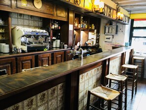 Bar (trong khuôn viên)