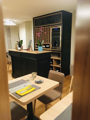 Melayani makan siang dan makan malam dengan sajian masakan Prancis