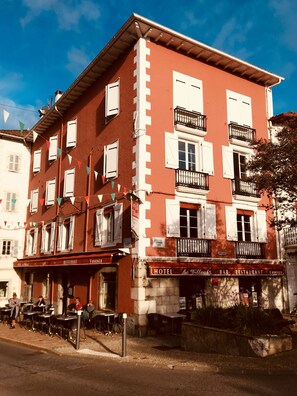 Mặt tiền nơi lưu trú