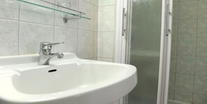 Shower, towels, soap, toilet paper - Hôtel Les Tilleuls (Hasparren)