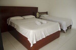 Habitación básica con 2 camas individuales, 2 camas individuales | Wifi gratis y ropa de cama 