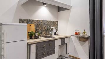 Kühlschrank, Wasserkocher mit Kaffee-/Teezubehör