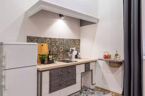 Kühlschrank, Wasserkocher mit Kaffee-/Teezubehör