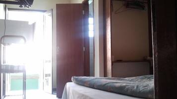 Bàn, màn/rèm cản sáng, truy cập Internet không dây miễn phí