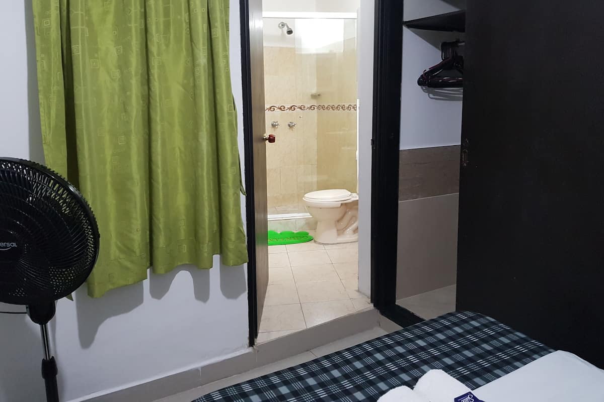 Habitación cuádruple clásica | Escritorio y espacio para trabajar con laptop