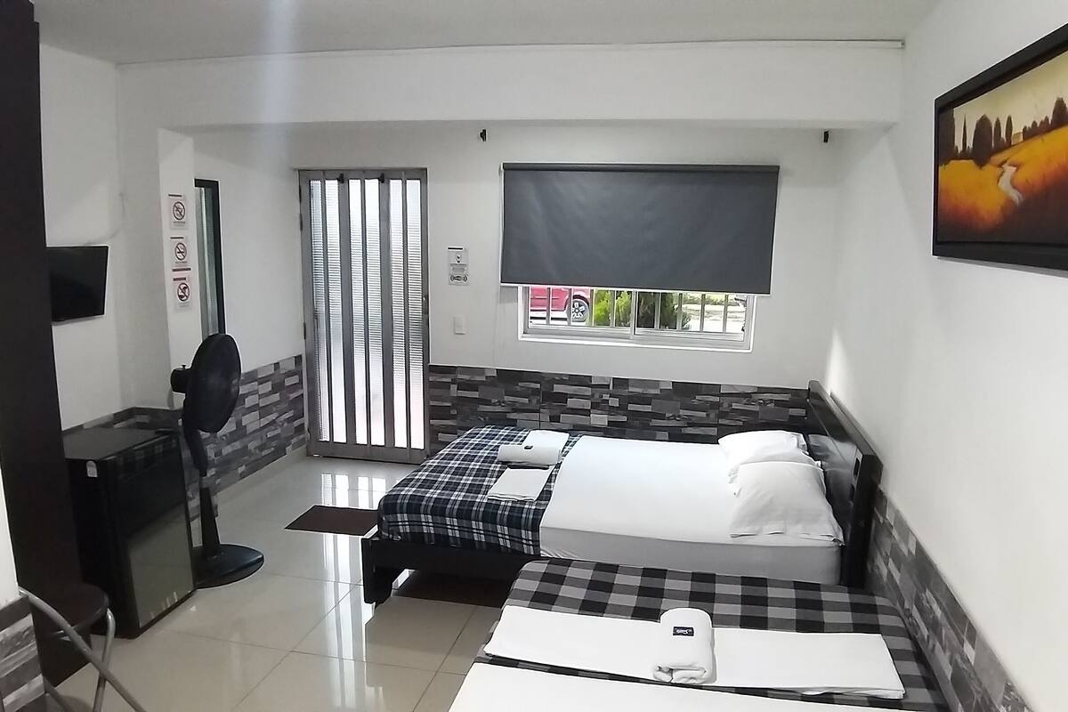 Estudio clásico, 2 camas matrimoniales | Escritorio y espacio para trabajar con laptop