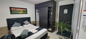 Quarto casal clássico | Escrivaninha, espaço de trabalho para notebook