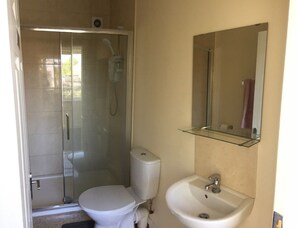 Towels, soap, toilet paper - Pia House (Dublin)