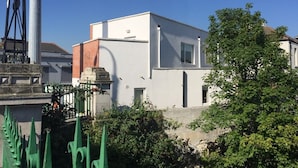 Un bâtiment moderne doté d’un toit plat et d’une petite fenêtre.