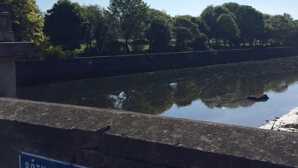 Señal de Bother Droichead Ainisle, carretera Tannesley Bridge, número 3.