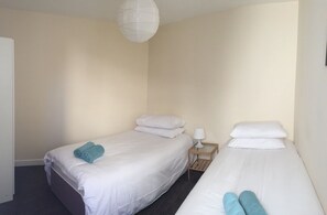 Basic Double or Twin Room | Individually decorated, individually furnished, soundproofing, free WiFi - Pia House (Dublin)