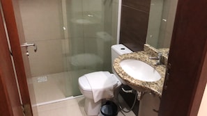 Departamento familiar | Baño | Regadera, secadora de cabello, toallas, jabón