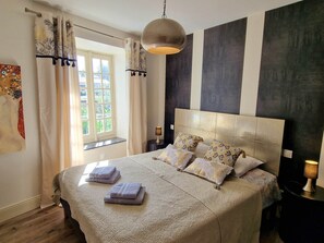 4 slaapkamers, een strijkplank/strijkijzer, reisbedje, wifi