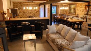 Télévision, cheminée, baby-foot