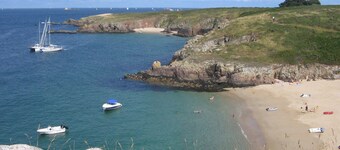 Cottage labeled 3 stars between sea and countryside