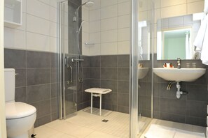 Triple Room | Bathroom | Towels - Relais Les Tilleuls (Hasparren)
