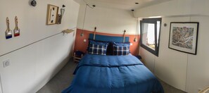 ダブルまたはツインルーム | 客室ごとに異なる装飾、客室ごとに異なるインテリア、遮光カーテン、防音設備