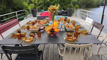 Free daily continental breakfast