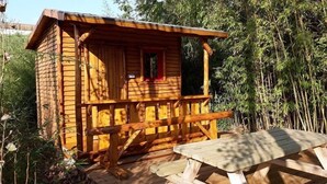 A wooden cabin with a porch and a picnic table. - Provence Roulottes Hébergement insolite (Barbentane)