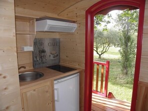 Chalet (Roulotte & Cabane) | Coin cuisine privé | Réfrigérateur, micro-ondes, plaque de cuisson, cafetière/bouilloire