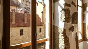 Una habitación con vista a edificios tradicionales a través de una ventana.