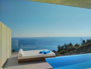 Suíte, piscina particular, vista para o mar | Vista para a água