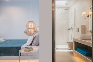 Shower, rainfall showerhead, free toiletries, hair dryer - Fiore Suites (Zakynthos)