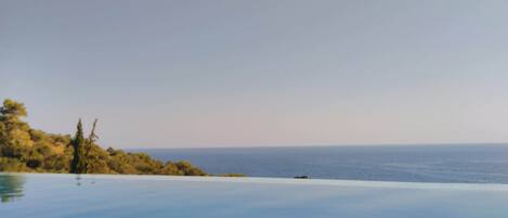 Piscine extérieure (ouverte en saison), chaises longues