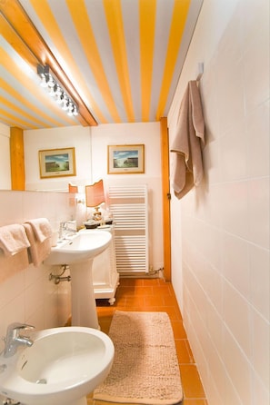 Comfort Room | Bathroom | Shower, free toiletries, hair dryer, bidet