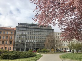 Um edifício de vários andares com fachada plana, grandes janelas e sinalização para Vienna Insurance.
